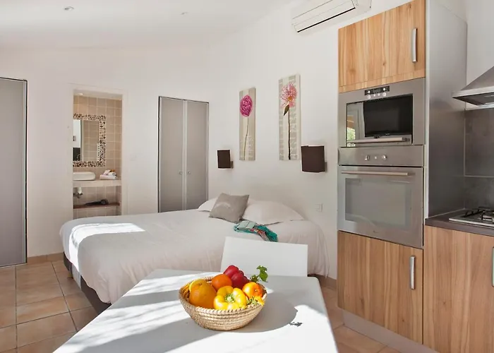 location pour 2 personnes Amarylis à Calvi avec jardin piscine barbecue