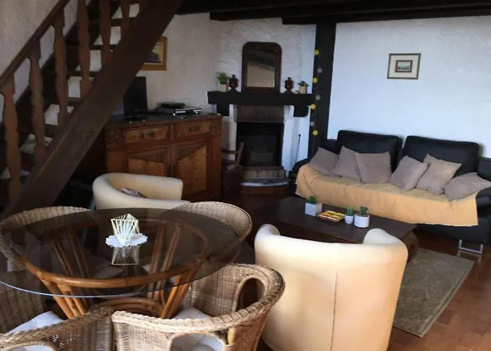 Demi villa à 150m de la plage avec vue sur mer