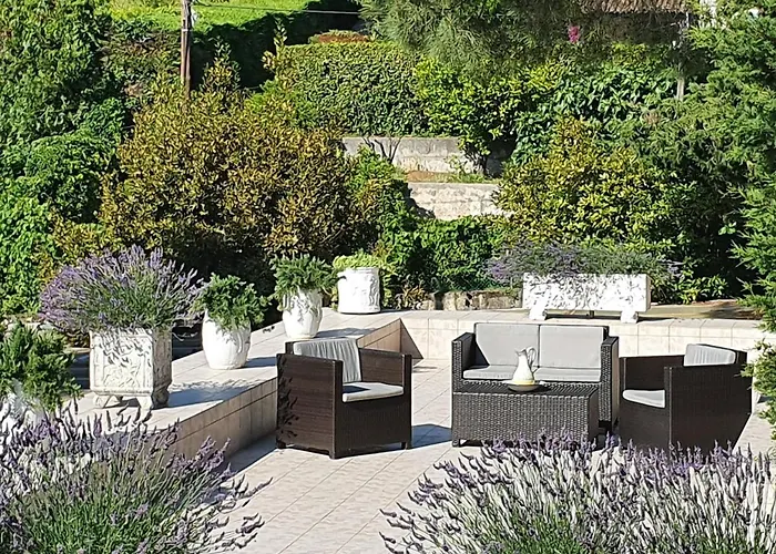 Haus Mit Garten Ueber Der Bucht Von Cannes