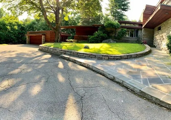 Peaceful Getaway Cottage On Grounds Of Historic Mid-Century Gem