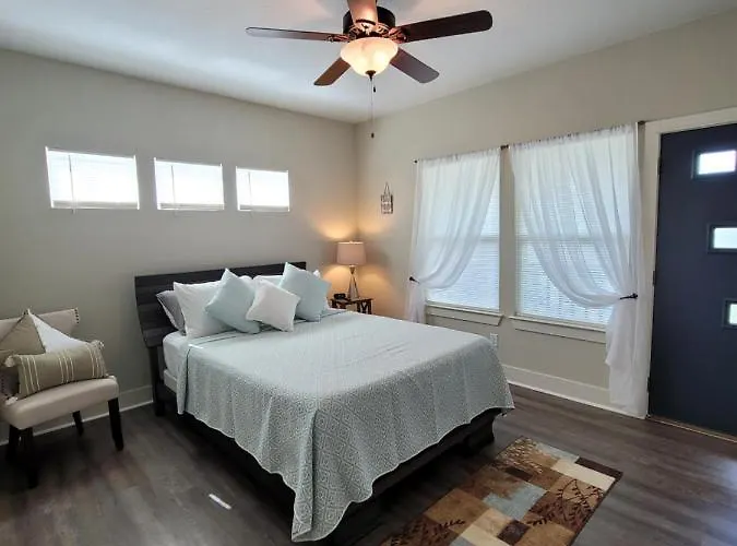Spacious Townhouse Minutes From Downtown Sa.