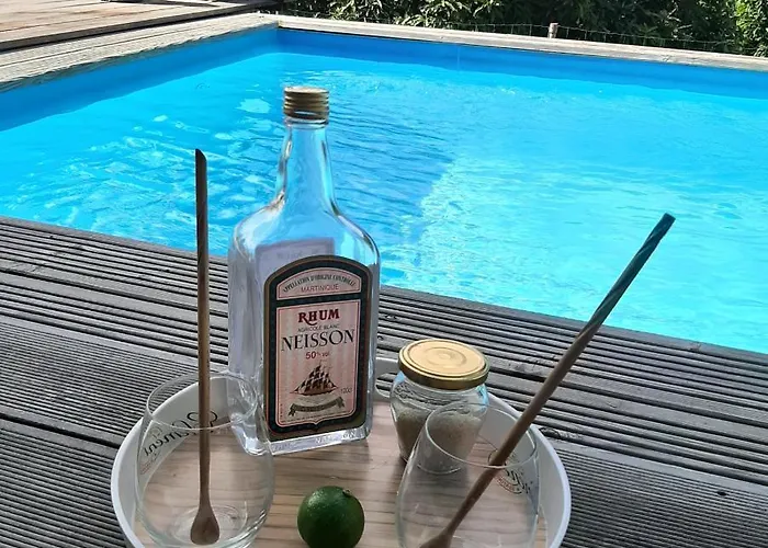 Charmant Haut De Villa Avec Piscine Partagee