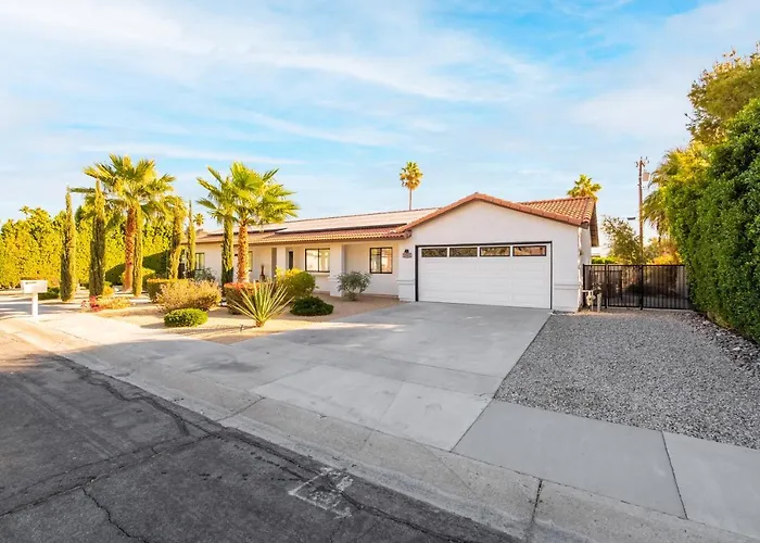 Beautiful Palm Springs Home Large Private Yard