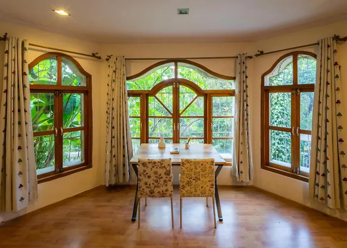 Saffronstays Birdsong - 3Br Pet-Friendly Villa With Lawns, Treetop Terraces, Gazebo Dining & Tennis Court
