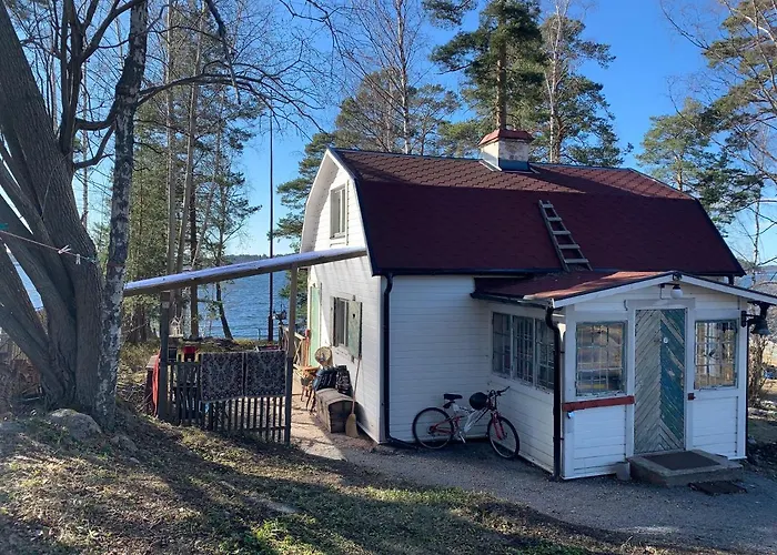 Charmig Stuga Av Rustik Stil I Stockholms Omrade