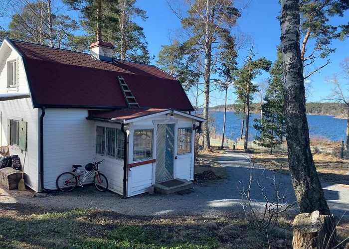 Charmig Stuga Av Rustik Stil I Stockholms Omrade