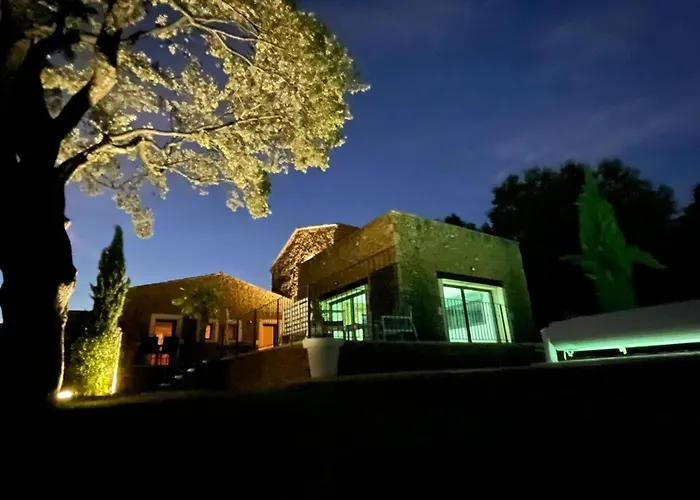 Belle villa avec piscine intérieure et piscine extérieure Gite Les Aiguiers