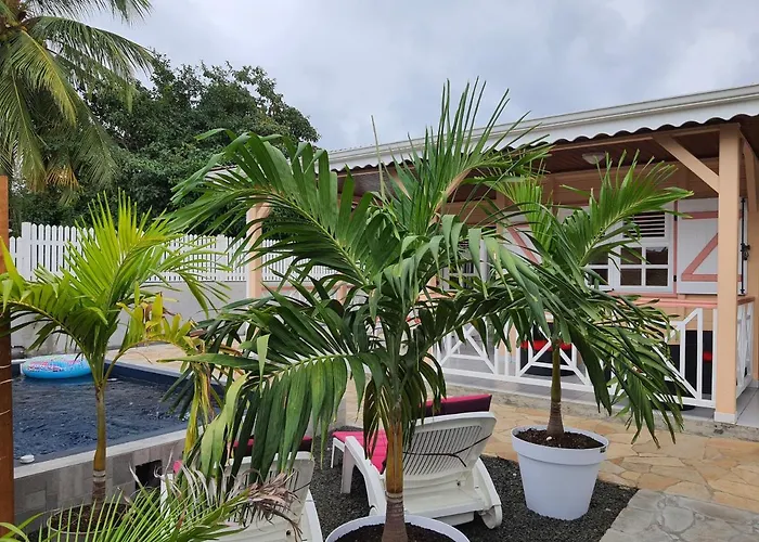 La Maison du Pécheur 97280 vous propose 2 bungalow, 2 Piscine privé avec jaccuzi intégrés, a 5 min de la plage et 2 min du port de pêche