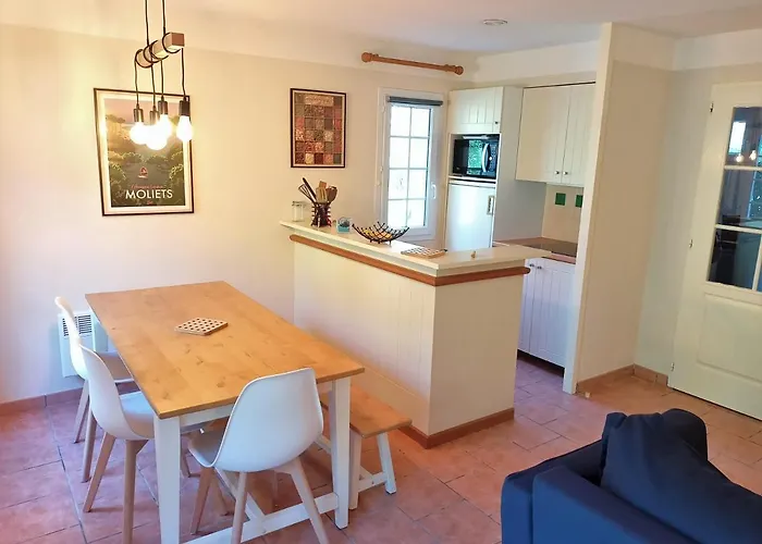 Maison au milieu des pins entre golf et plage