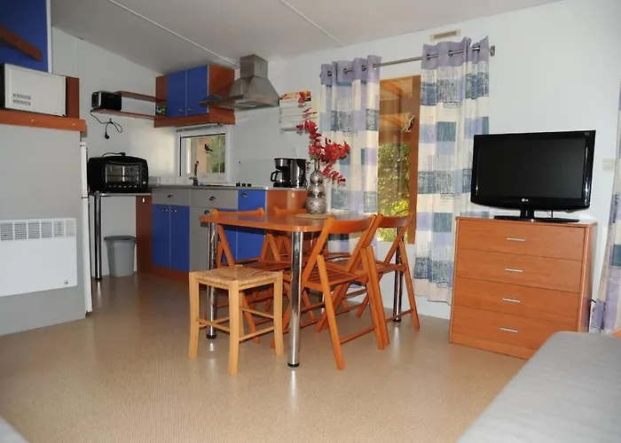 Mobil Home + dépendance dans jolie parc privé