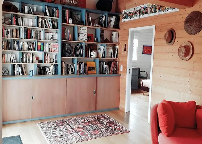Maison en bois avec piscine à 1000 m des plages.
