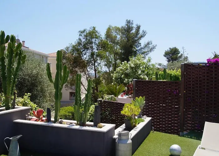 Superbe villa contemporaine vue mer dans résidence avec piscine et tennis