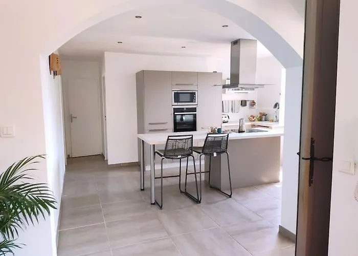 Joli haut de villa à deux pas de la mer et piscine