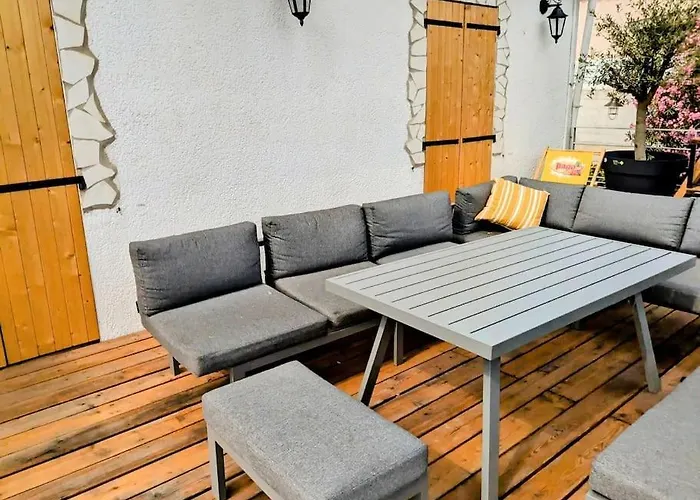 Joli haut de villa à deux pas de la mer et piscine