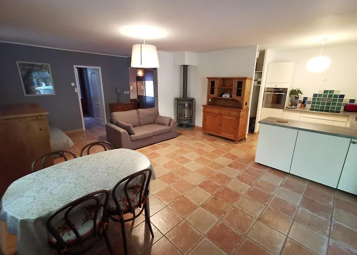 T2 indépendant terrasse et piscine au calme Var sud de la France