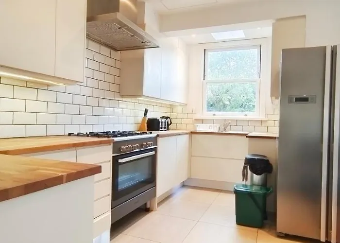 4 Bedroom House With Garden And Parking In Acton