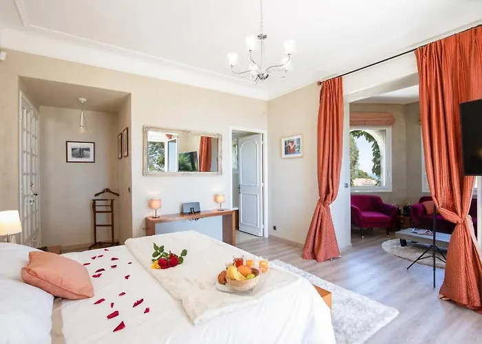 LE CASTEL ROSE Super Cannes, face aux Îles de Lérins