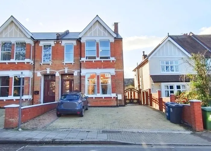 Spacious Villa With Garden & Parking 6 Mins To Station
