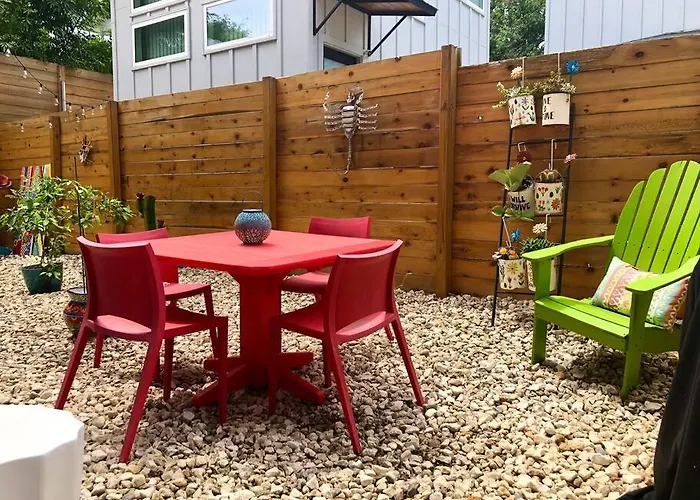 East Austintacious - Artsy, Walkable 4Br 4Ba