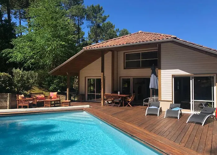 Villa avec piscine pétanque ping-pong garage près golf plage