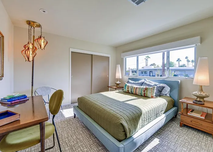 2 Mi To Downtown: Luxe Palm Springs Home!