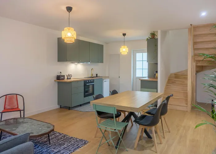 Maison calme avec cour, 3 chambres, 3 salles de bains à 10 min à pied de la gare