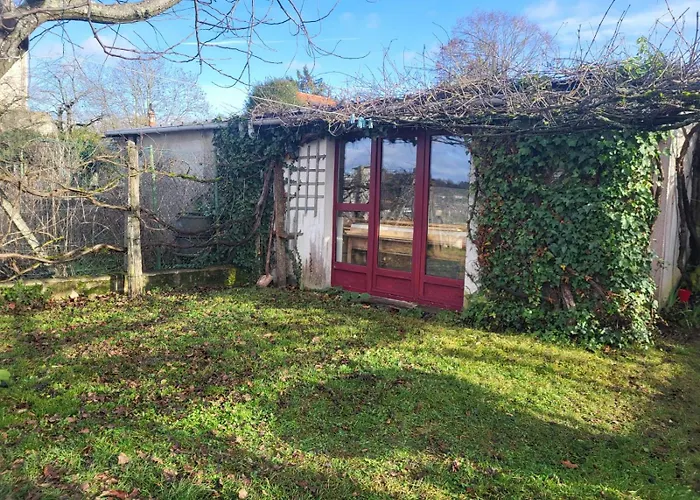 La Maison du Donjon - Gites de 8 personnes, parking privé avec jardin terrasse