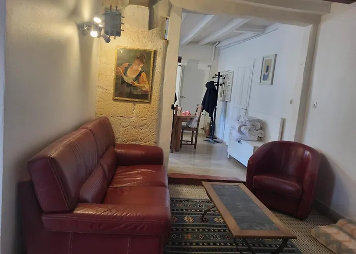 La Maison du Donjon - Gites de 8 personnes, parking privé avec jardin terrasse