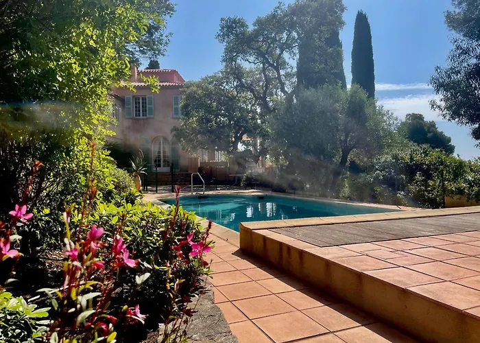 Villa la Malpagne, 400m2 les pieds dans l'eau
