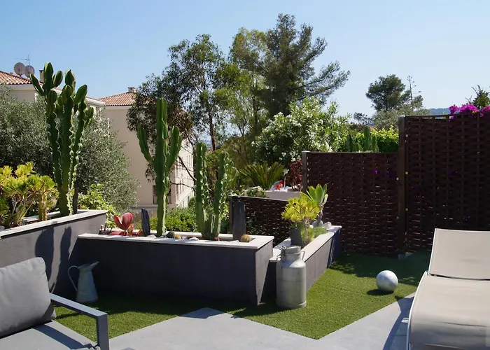 Superbe villa contemporaine vue mer dans résidence avec piscine et tennis