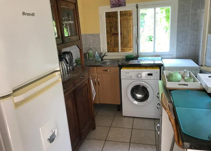 chambre et salle de bain privé s'ouvrant sur terrasse, jardin et cuisine d'été