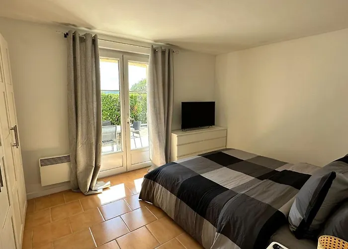 Rez de villa , beau jardin avec piscine