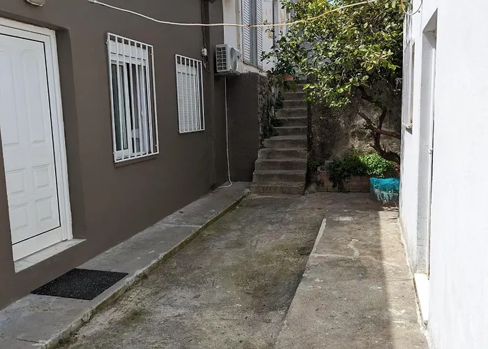 Giannis House