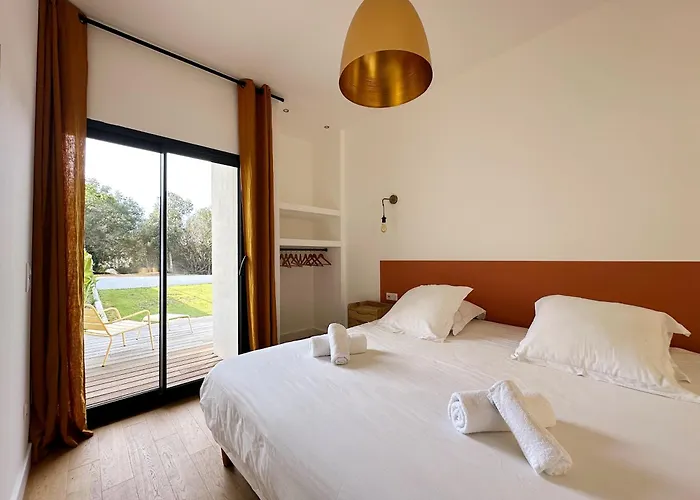Villas de standing avec magnifique vue mer et piscines privées, Sagone