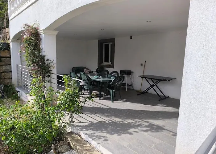 Rez de Villa au calme piscine chauffée, terrain pétanque