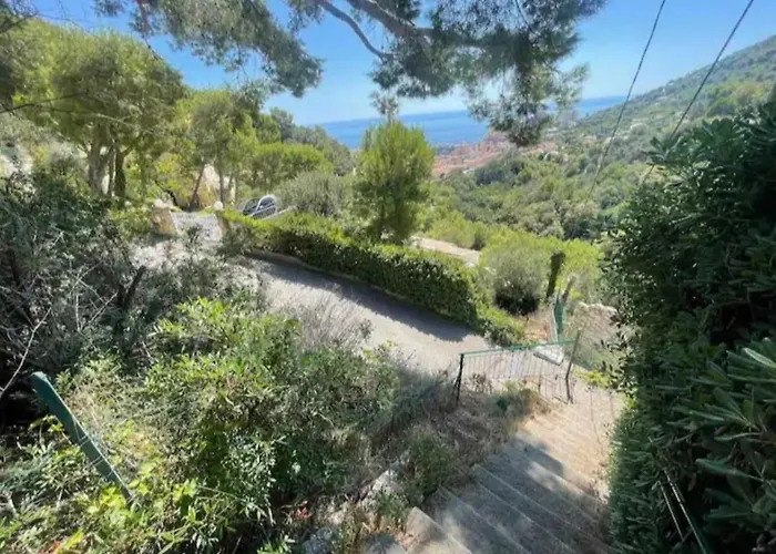 10 min de Monaco petite maison avec jardin vue mer et rocher de Monaco