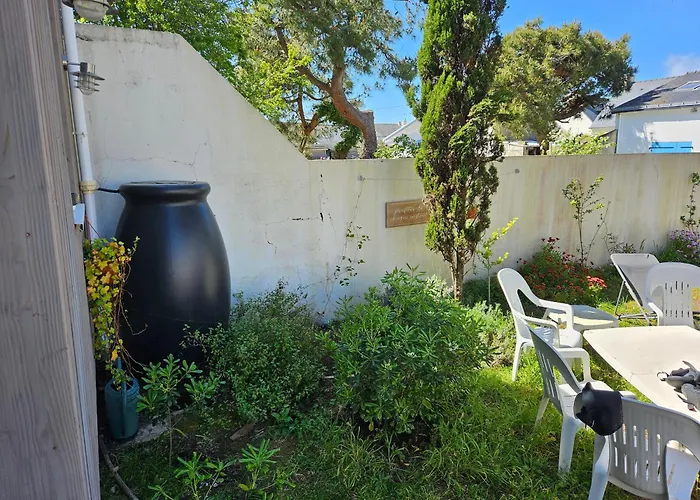 Deux maisons reunis par le jardin et sa cabine de plage, à 8min à pieds des plages et de l'océan