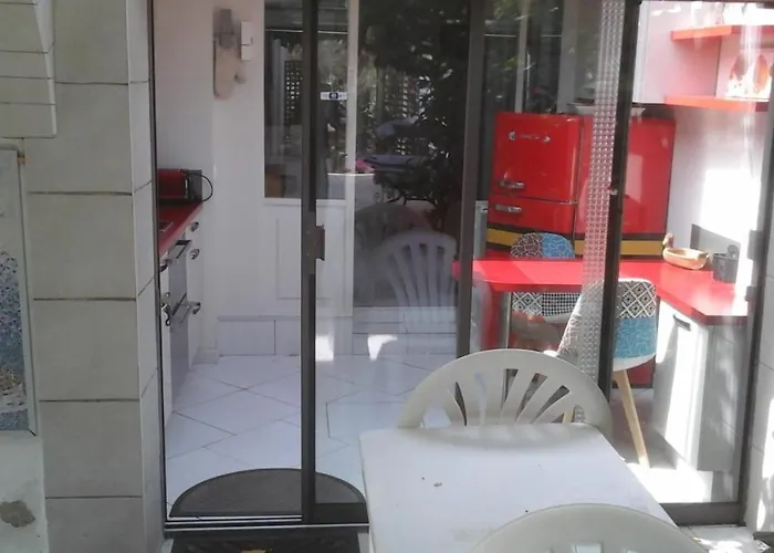 Studio maisonnette 200 m de la plage tout à pieds