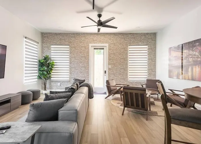 4 Bedroom House Downtown San Antonio Sleeps 12 Patio Walk To Riverwalk Alamodome Pet Friendly