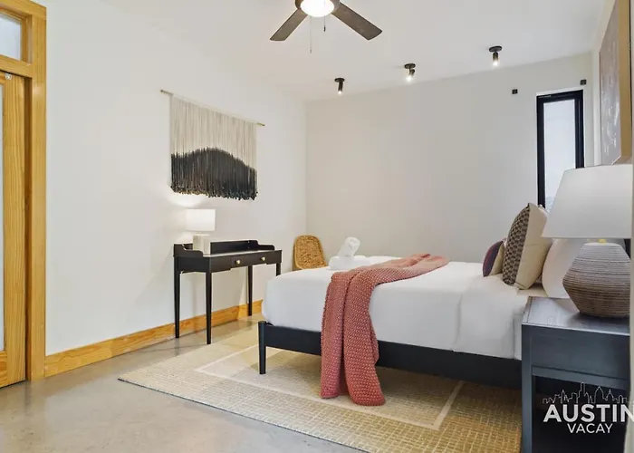 Stylish Boho Loft W Free Prkg With Luxurious King Bed