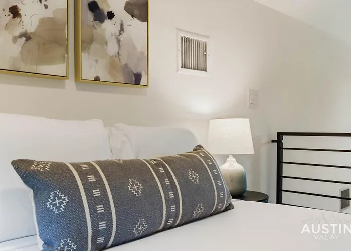 Stylish Boho Loft W Free Prkg With Luxurious King Bed