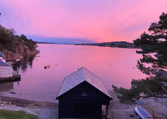 Nydelig Villa Ved Sjoen Med Oppvarmet Basseng