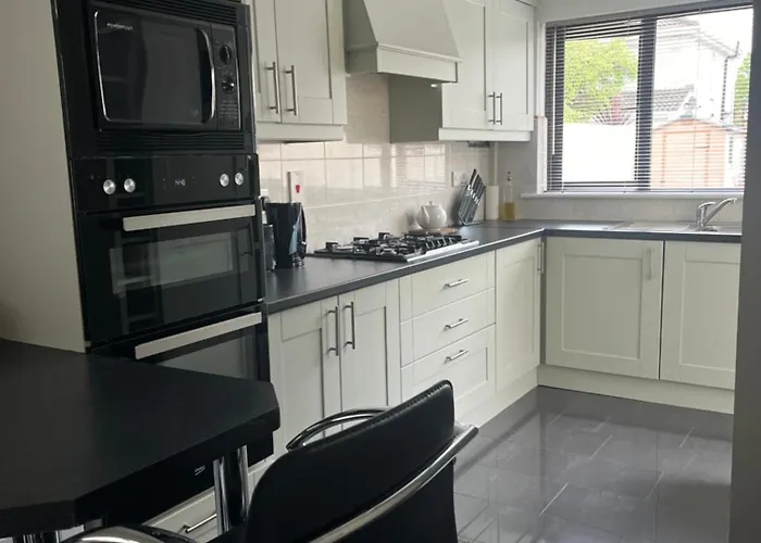 Lovely Home, Parking & Tram To City