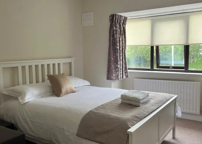 Lovely Home, Parking & Tram To City