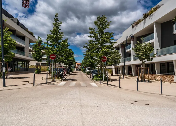 Vue sur parc avec pétanque, basket, clim et Tramway