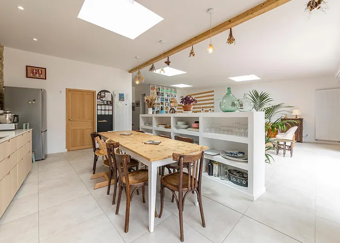 Grande maison familiale de charme, 7 chambres, cœur de Laval, jusqu'à 10 pers