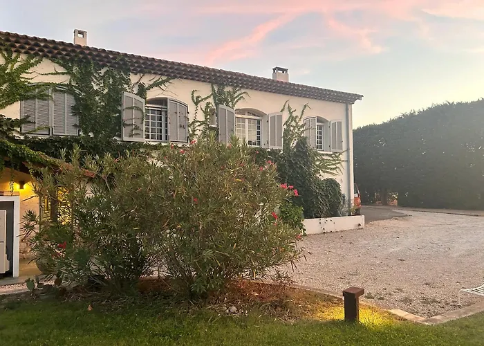 Grande Villa Provençale avec Piscine Privée à Gémenos
