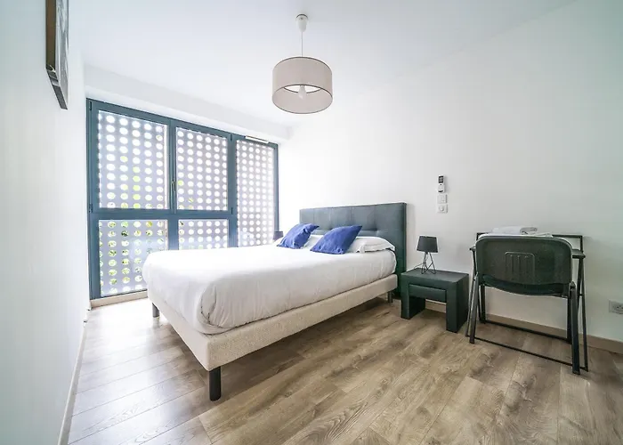 Maison d'architecte centre Tours jardin, climatisation, parking 5 p