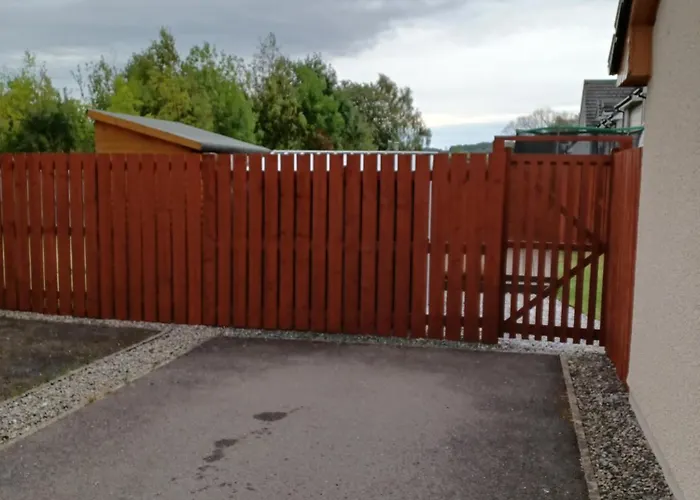 Modern 2 Bedroom Semi Detached House With Own Private Driveway