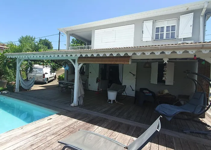 Charmant Haut De Villa Avec Piscine Partagee
